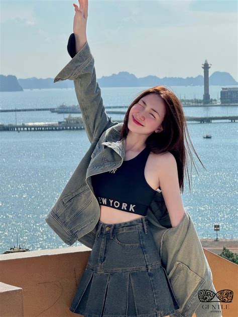 ảnh ca sĩ Hòa Minzy mặc bikini khoe body mẹ đơn thân