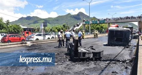 Carambolage Pailles Le Chauffeur Du Camion Plac En Tat D Arrestation