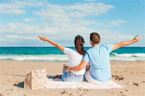 joven pareja de enamorados en las vacaciones de verano en la playa. hombre y mujer felices ...