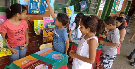 Professoras da rede municipal de ensino lançam projeto no Dia do Livro