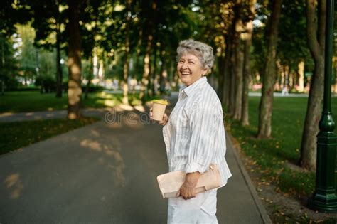 Abuelita Bebe Café En El Parque De Diversiones De Verano Foto De