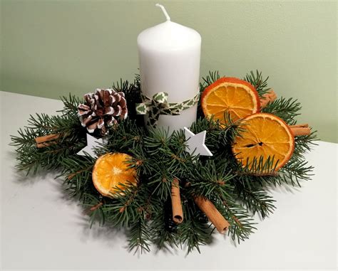 Simple christmas centerpiece in green and white – Artofit