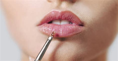 Gloss De Passar Na Boca - Efeito glossy: a tendência de maquiagem que usa o gloss fora da boca ...