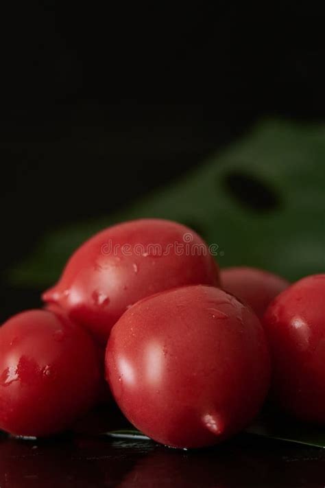 I Pomodori Lavati In Gocce D Acqua Si Trovano Su Uno Sfondo Scuro