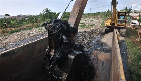 Foto Lautan Sampah Di Kali Pisang Batu Mulai Dibersihkan Foto