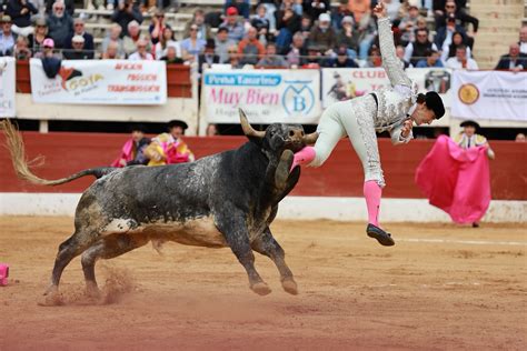 Rom N Sufre Una Cornada De Tres Trayectorias Una De Ellas Con Orificio