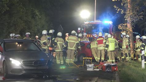 NonstopNews PKW mit zwei jungen Männern kommt von Fahrbahn ab kracht