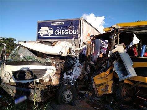 Ônibus escolar transportando crianças colide contra caminhão e