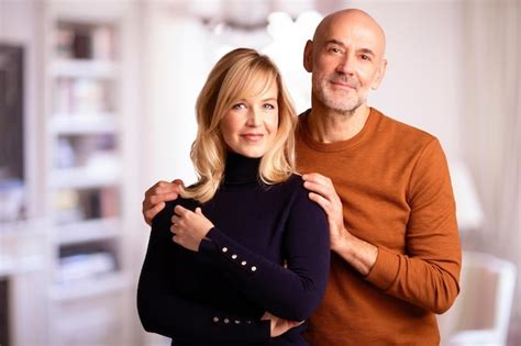 Sonriente Pareja De Pie Juntos En Casa Foto Premium