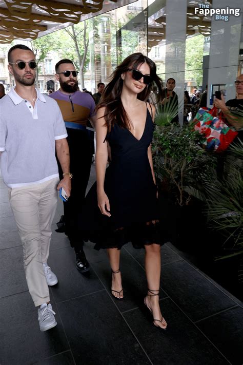 Emily Ratajkowski Displays Her Sexy Tits At The Viktor Rolf Haute