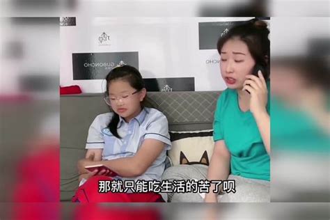 闺女放学回家光玩手机，妈妈假装打电话实则教训女儿，这下终于学习了 教训 妈妈 手机