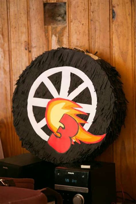 Pin en fiesta de blaze Fiesta de hot wheels Decoracion de cumpleaños Piñatas