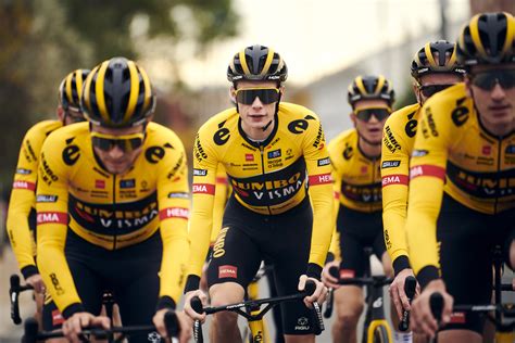 VISION FÜR VISIONÄRE OAKLEY UND DAS TEAM JUMBO VISMA SCHLIESSEN