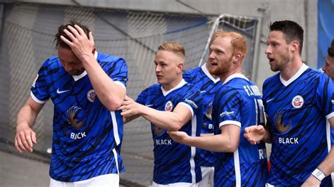 Jahn Regensburg Taumelt Der 3 Liga Entgegen 0 2 In Rostock WELT