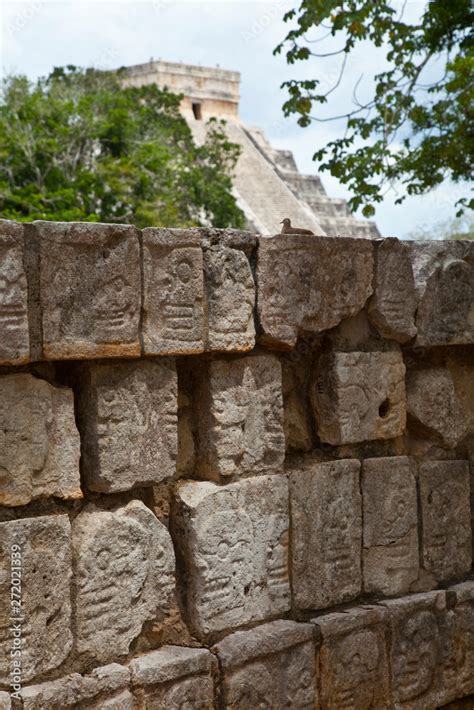 Plataforma De Los Cr Neos O Tzompantli Y Pir Mide El Castillo