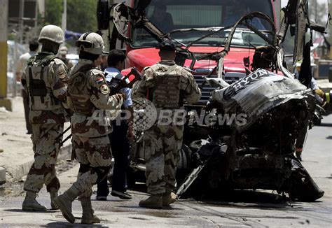 通勤バスを狙った爆弾攻撃で39人が死亡 イラク 写真18枚 国際ニュース：afpbb News