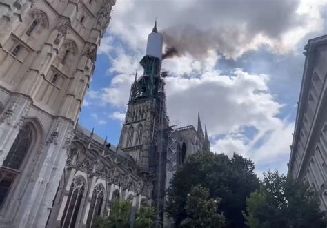 Incêndio atinge catedral de Notre Dame de Rouen na França GP1