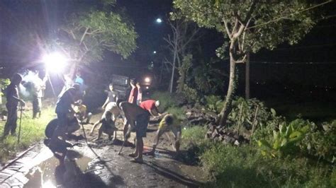 Jalan Penghubung Antar Desa Di Gresik Rusak Parah Warga Gotong Royong