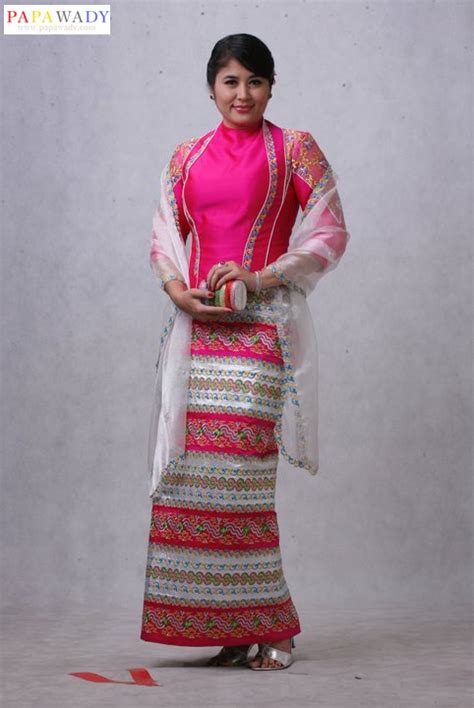 Soe Myat Thuzar In Myanmar Dress Fashion