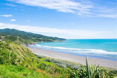 15 BEST Beaches in New Zealand (on the North Island)