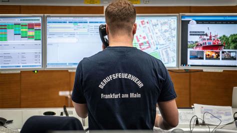 Frankfurt Feuerwehrleute bleiben im Dienst Einsatzkräfte mit