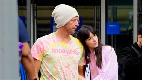 Chris Martin Y Dakota Johnson Acosados Por Una Mujer Que Dice Ser La