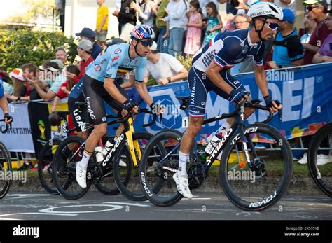 Wout van Aert de Bélgica y Julian Alaphillipe de Francia durante el