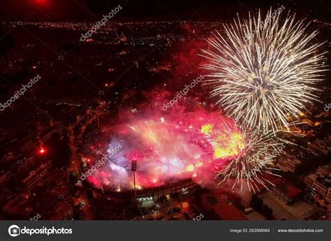 Sesión aérea del Estadio Toumba con fuegos artificiales Foto