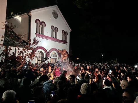 Tradicionalno Paljenje Badnjaka Ispred Crkve Presvete Bogorodice