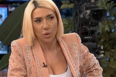 SA BOGATIM BIZNISMENOM UŽIVA U LUKSUZU Jovana Jeremić pije šampanjac u