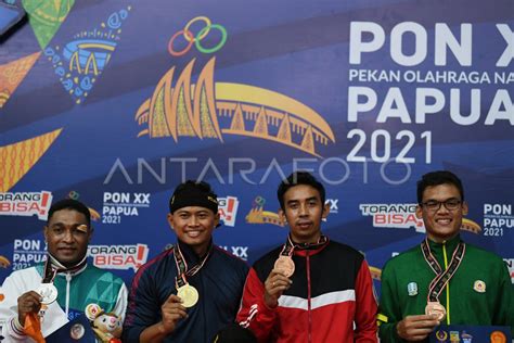 UPACARA PENYERAHAN MEDALI TUNGGAL PUTRA PENCAK SILAT ANTARA Foto