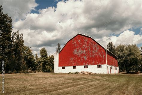 Foto De Old Warehouse With Red Peeling Paint In Poor Condition A