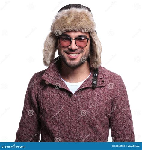 Hombre Casual Sonriente En Ropa Del Invierno Y Sombrero Peludo Imagen