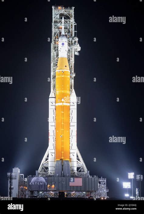 El Cohete Del Sistema De Lanzamiento Espacial De Nasa S Sls Con La