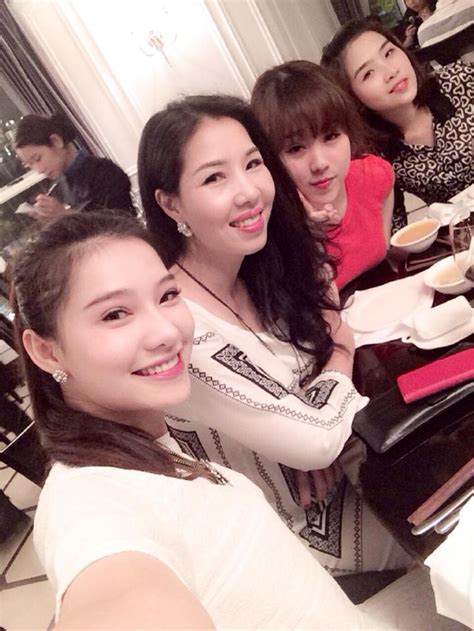 Dung nhan trẻ đẹp của mẹ hot girl Lee Balan