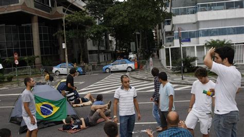 Manifestantes Acampam Em Frente Casa Do Governador S Rgio Cabral