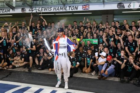 Photo Lewis Hamilton célèbre son titre de champion du monde devant