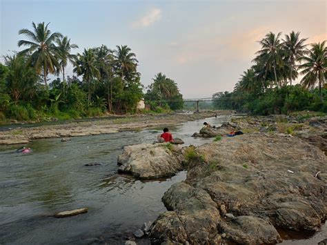 Sumur Kering Warga Kalong Pakai Air Sungai Untuk Mandi