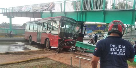 FOTOS Metrobús Caracas La Guaira impactó contra la pasarela ubicada