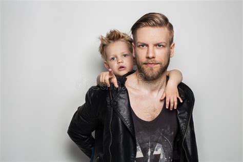 Portrait Du Jeune P Re De Sourire Attirant Jouant Avec Son Petit Fils