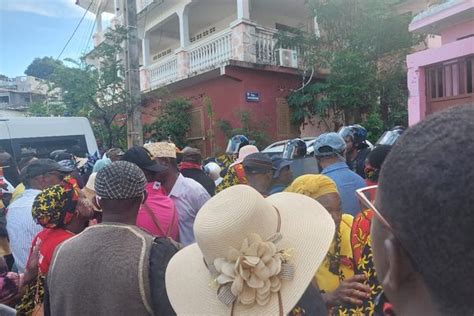 Manifestation mouvementée devant les locaux de Solidarité Mayotte pour