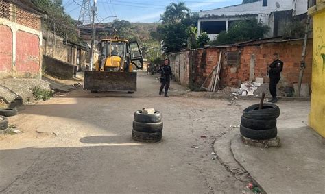 PM retira 50 toneladas de barricadas do tráfico na Comunidade do Parque