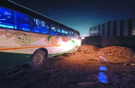 स्टेयरिंग फेल होने से रोडवेज बस डिवाइडर से टकराई Roadways Bus