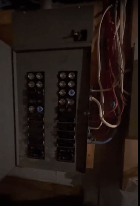 Buying A 43 Yr Old House With A 200amp Fuse Box Should I Replace This R Askanelectrician