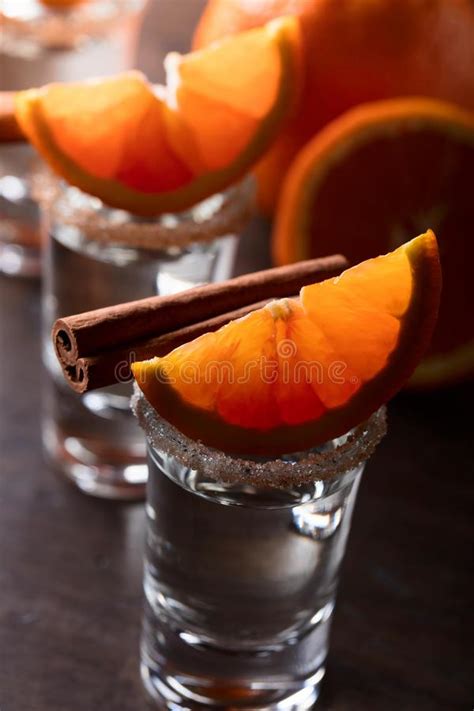 Vidrios De Tequila Con Los Palillos De La Naranja Y De Canela En Una