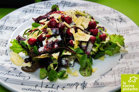 ENSALADA DE QUESO BRIE Y FRUTOS ROJOS La Cocina Pistacho