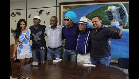 Foto No barracão da Portela Carlinhos Brown posa integrantes da