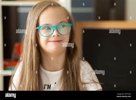 Down Syndrome Girl Teen Fotos Und Bildmaterial In Hoher Auflösung Alamy