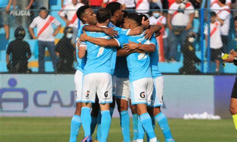 Gabriela Serpa Hipnotiza A Sus Fans Con Bikini Atigrado Entre Bolas