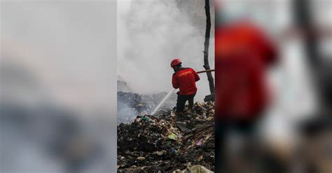 Foto Penampakan Kepulan Asap Putih Kebakaran Di Tps Limo Menyebar Dan